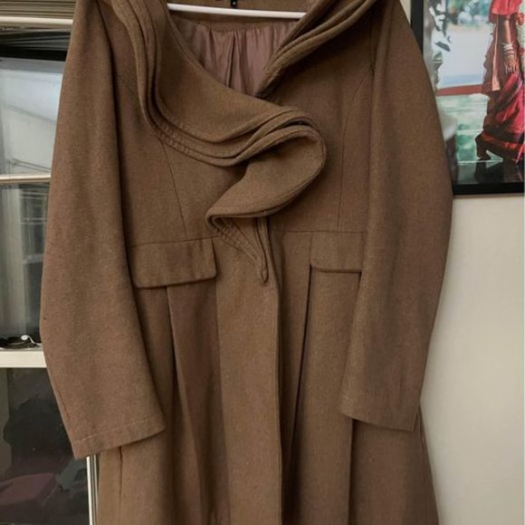 Modcloth Dramatic Twisted collar camel pleated vintage-style coat, size small - Picture 3 of 11